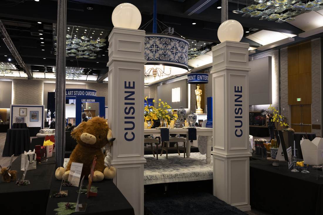 Cuisine entrance columns with signage
